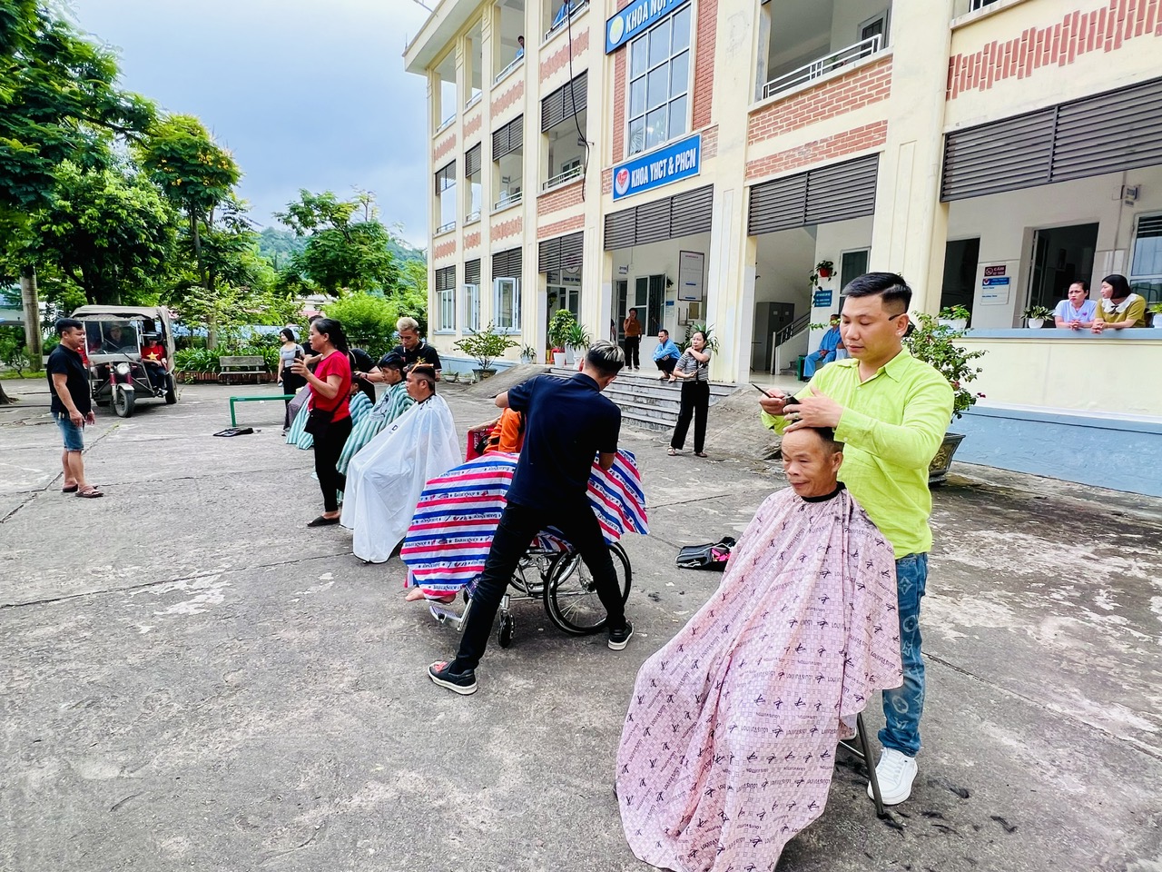 Tổ công tác xã hội phối hợp phát cháo, tặng quà và cắt tóc miễn phí cho người bệnh tại Bệnh viện đa khoa khu vực Vị Xuyên
