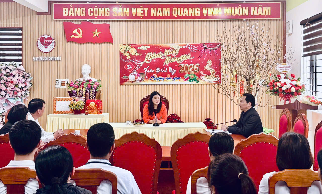 Lãnh đạo UBND tỉnh Tuyên Quang đến thăm, kiểm tra công tác thường trực trước, trong Tết và chúc mừng Ngày Thầy thuốc Việt Nam 27/2/2026 tại Bệnh viện Đa khoa khu vực Vị Xuyên