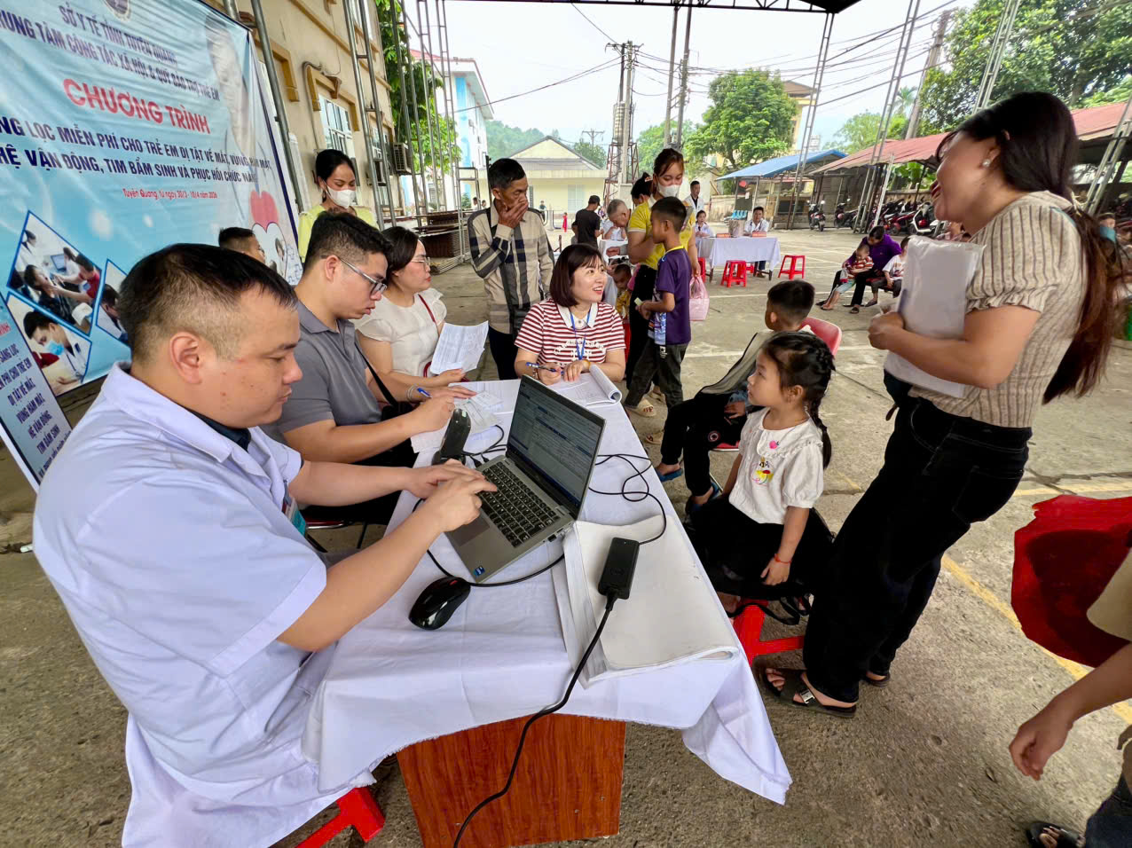 Bệnh viện đa khoa khu vực Vị Xuyên phối hợp khám sàng lọc miễn phí cho trẻ em dị tật