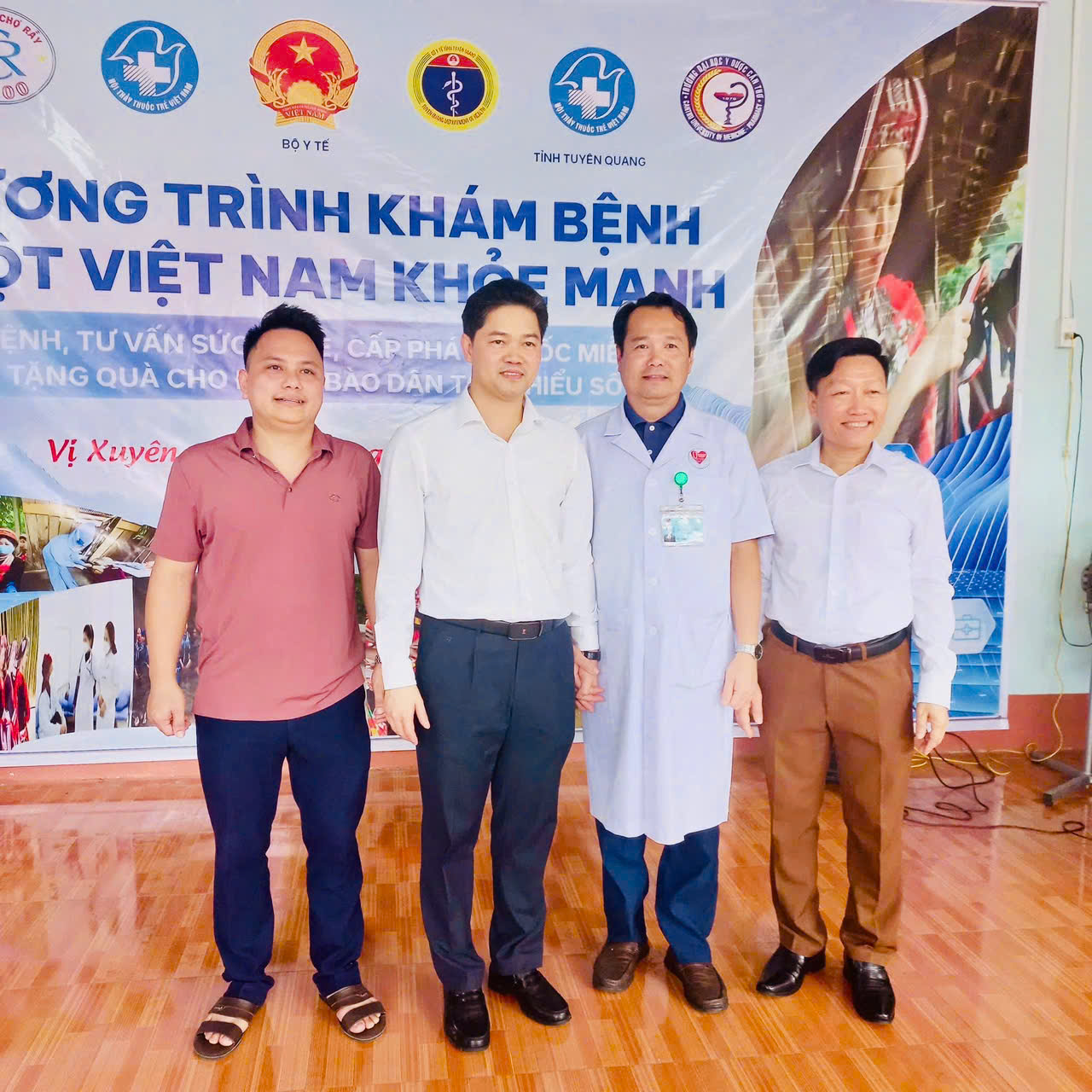 Bệnh viện đa khoa khu vực Vị Xuyên tham gia khám bệnh, tư vấn sức khỏe, cấp phát thuốc miễn phí và tặng quà cho các đối tượng chính sách