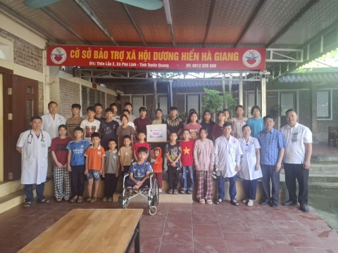 BỆNH VIỆN ĐA KHOA KHU VỰC VỊ XUYÊN KHÁM SỨC KHỎE TỪ THIỆN, TẶNG QUÀ CHO TRẺ EM TẠI CƠ SỞ DƯƠNG HIỂN, XÃ PHÚ LINH