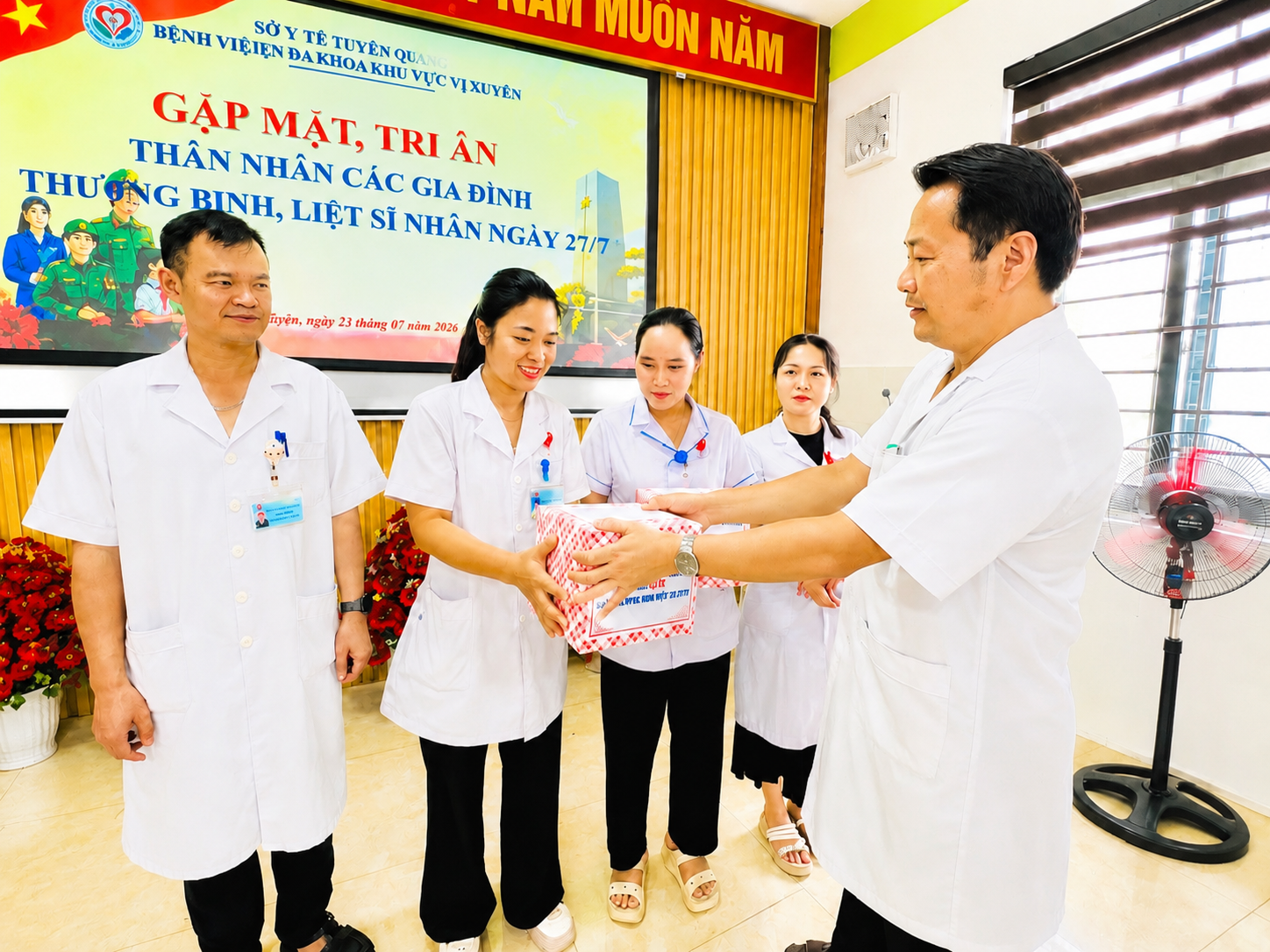 Bệnh viện đa khoa khu vực Vị Xuyên gặp mặt, tri ân viên chức là con em gia đình liệt sĩ, thương binh, bệnh binh nhân dịp 27/7
