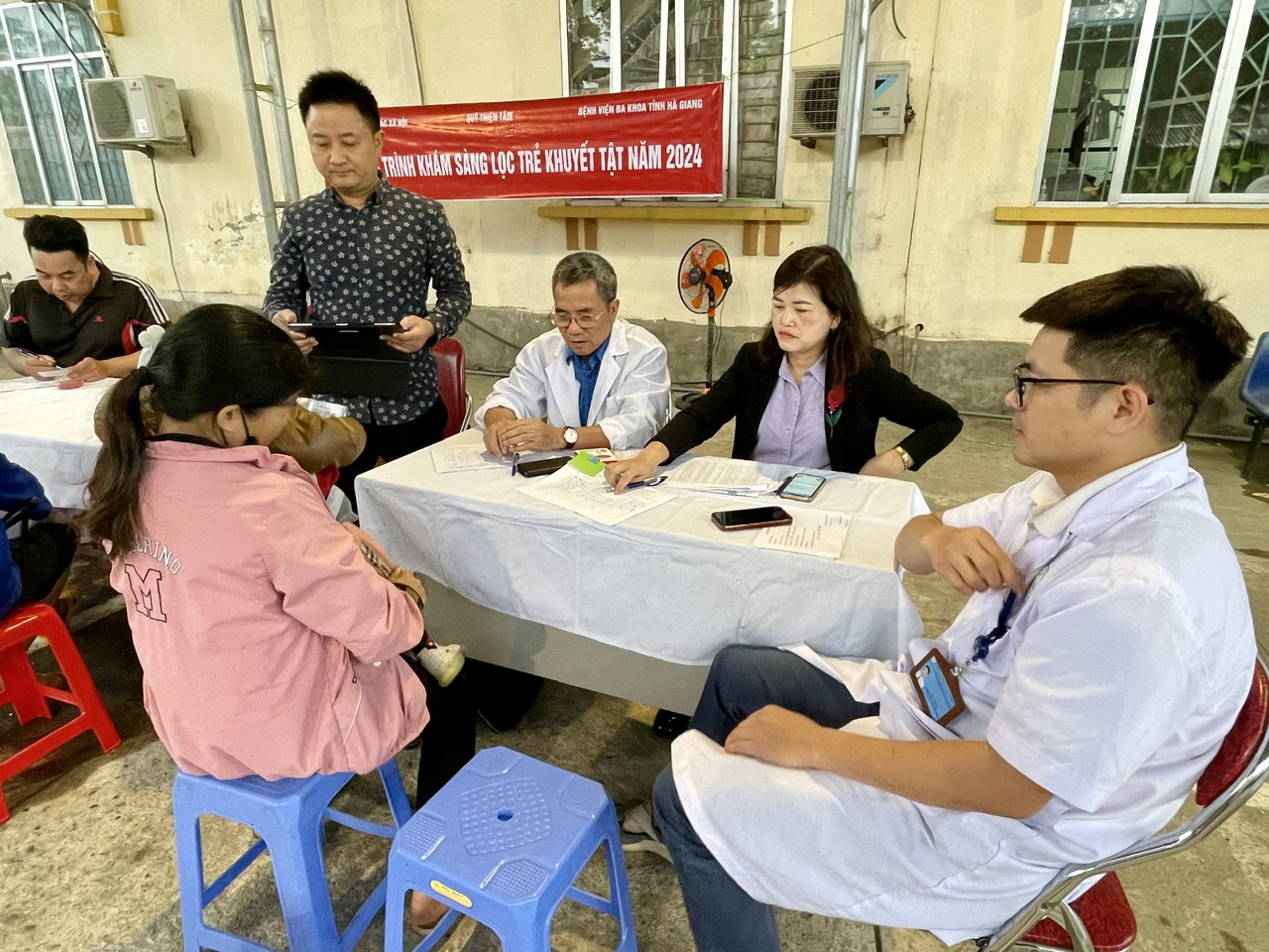 Phối hợp tổ chức khám sàng lọc, xác định nhu cầu cho trẻ em khuyết tật trên địa bàn huyện Vị Xuyên năm 2024