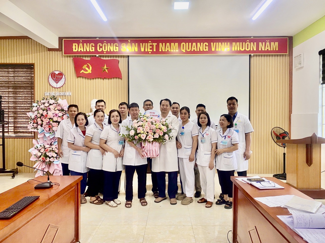Lãnh đạo Bệnh viện tặng hoa chúc mừng ngày Quốc tế Điều dưỡng 12/5