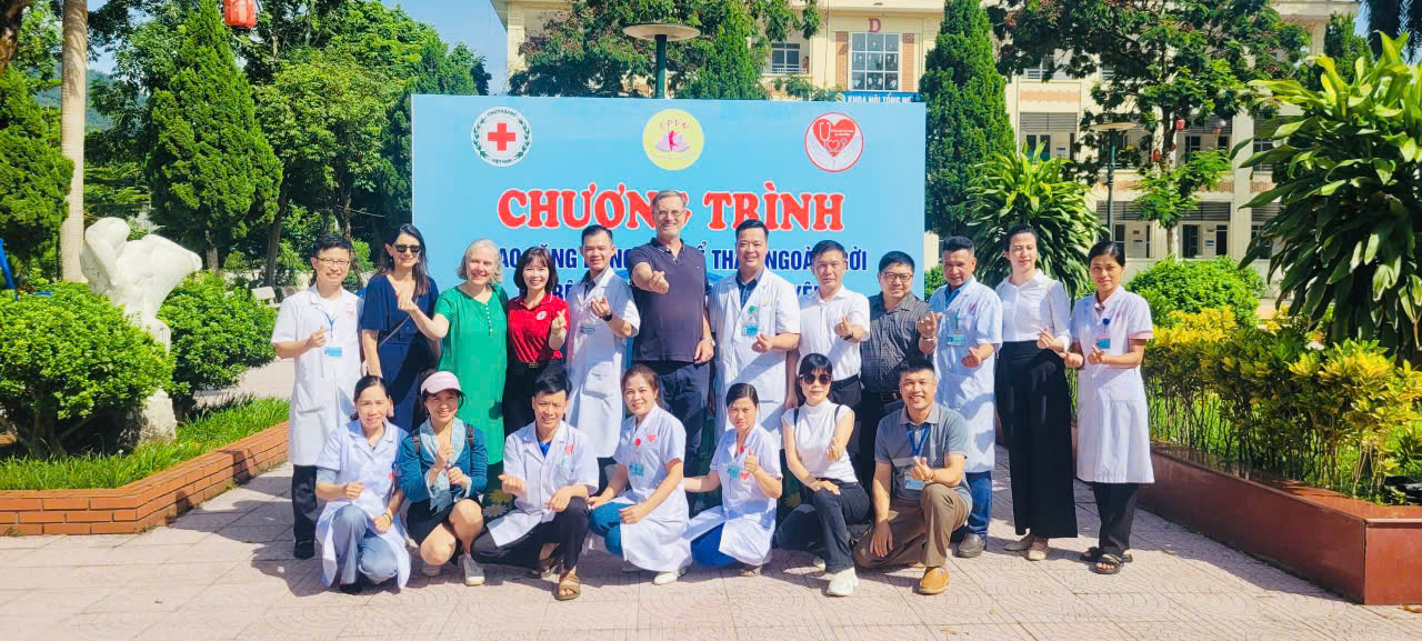 Chương trình trao tặng dụng cụ thể thao ngoài trời tại bệnh viện Đa khoa khu vực Vị Xuyên