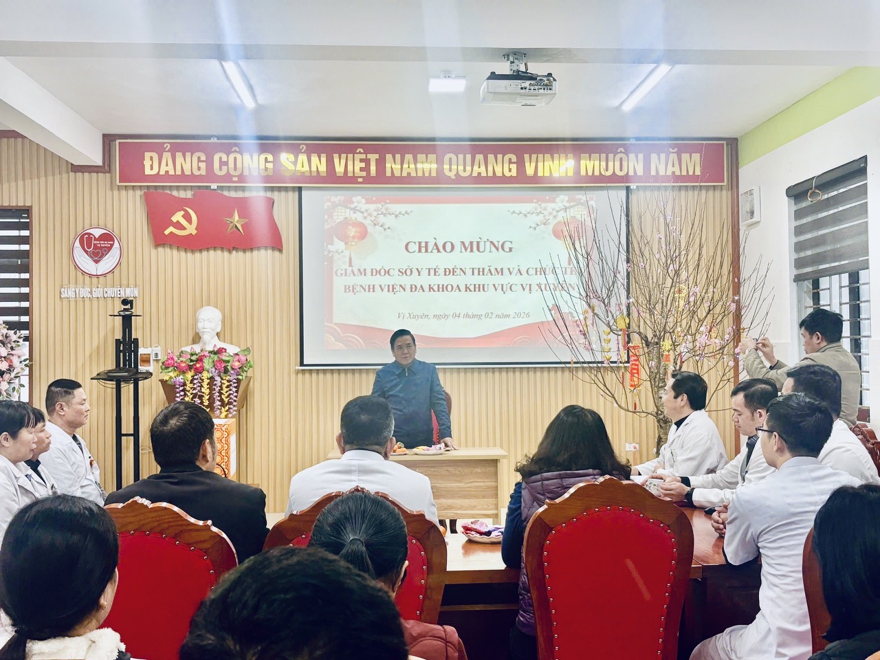 Đồng chí Nguyễn Thành Hưng, Giám đốc Sở Y tế tỉnh Tuyên Quang thăm, chúc Tết và tặng quà Bệnh viện Đa khoa khu vực Vị Xuyên