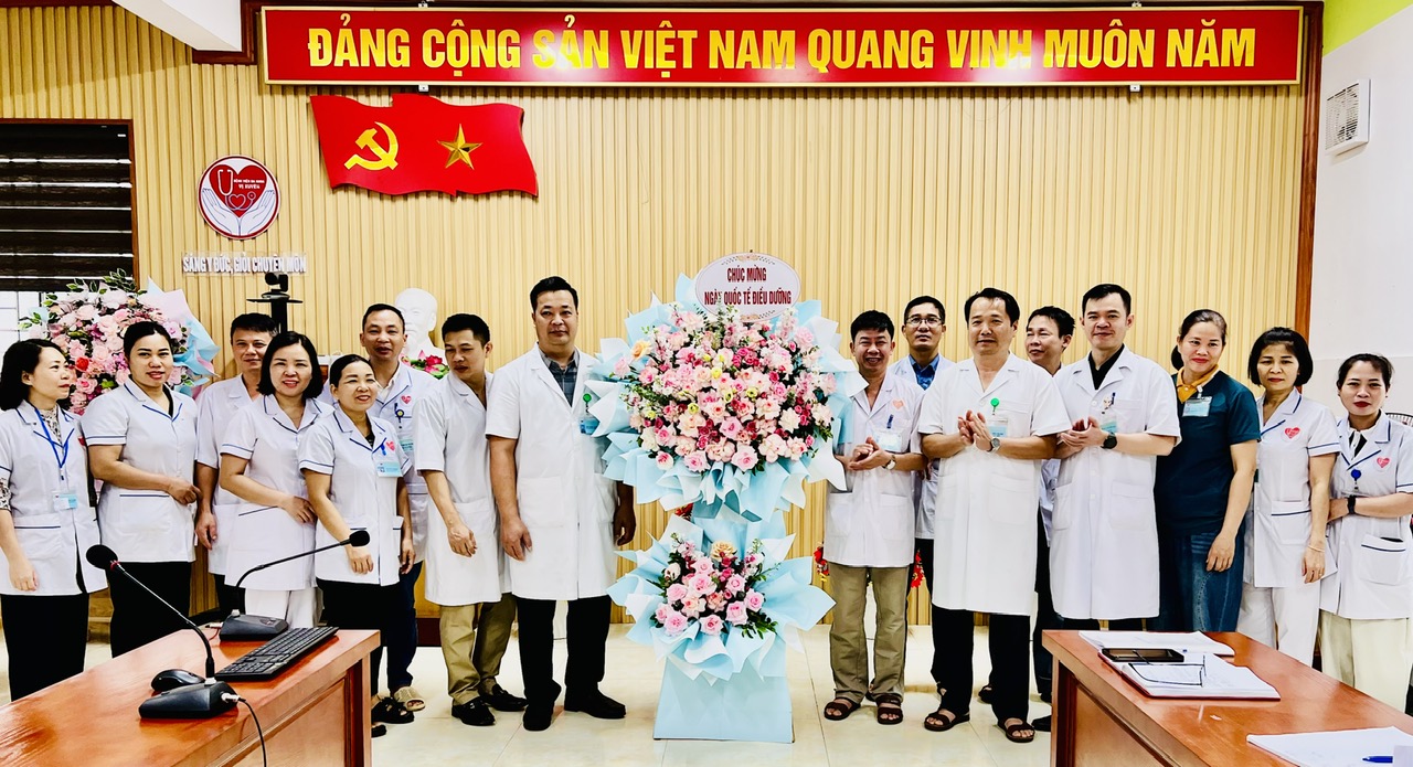Lãnh đạo Bệnh viện đa khoa khu vực Vị Xuyên tặng hoa chúc mừng ngày Quốc tế Điều dưỡng 12-5